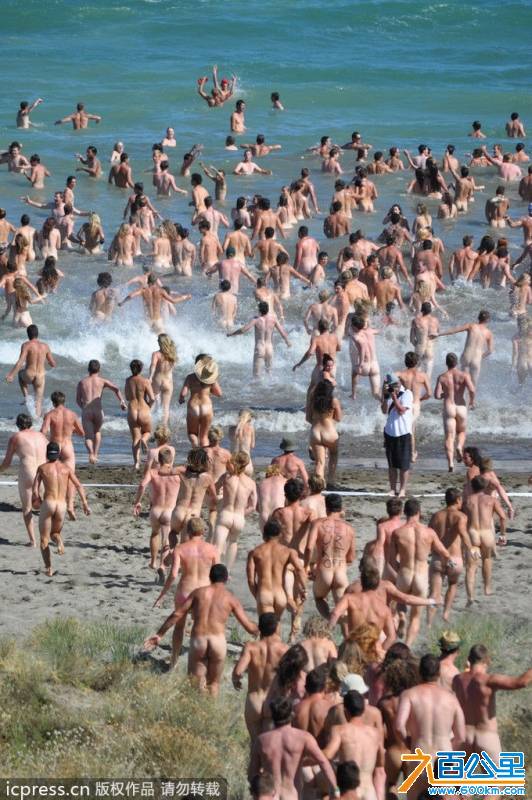 新西兰男女裸泳